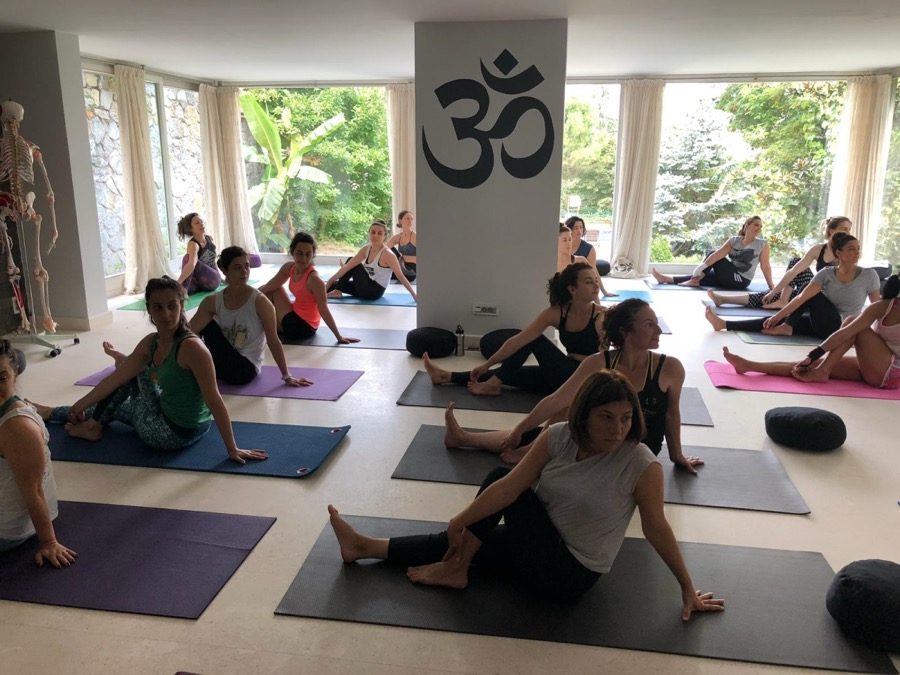 Stüdyoda yoga terapi uygulaması yapan grup