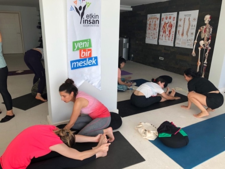 Kas ve iskelet sistemi yoga terapi eğitimi uygulaması
