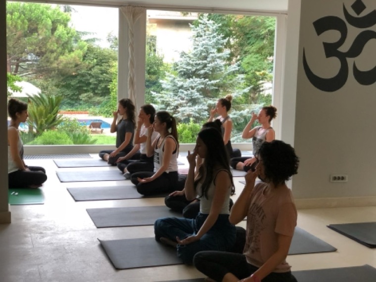 Pranayama uygulaması yapan yoga terapi katılımcıları